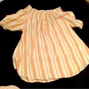 Blouse Easel Brand.  Like new size m.  Off shoulder